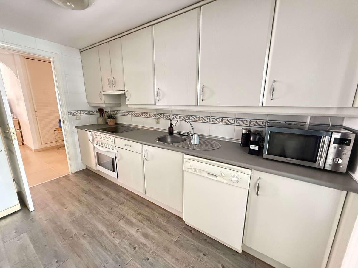 2 soverom Leilighet til salgs i Nueva Andalucia med svømmebasseng garasje - € 498 000 (Ref: 9851026)
