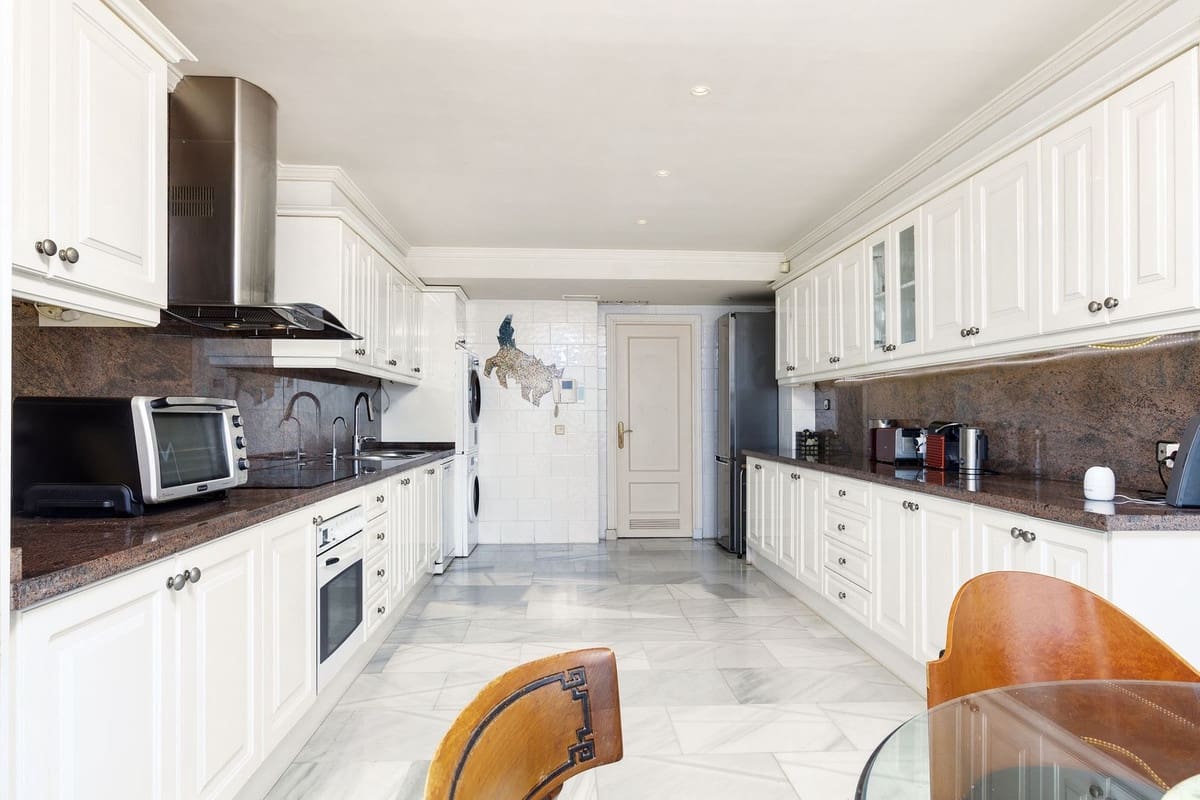 3 bedroom Apartment for sale in Marbella - € 1,775,000 (Ref: 9865010)