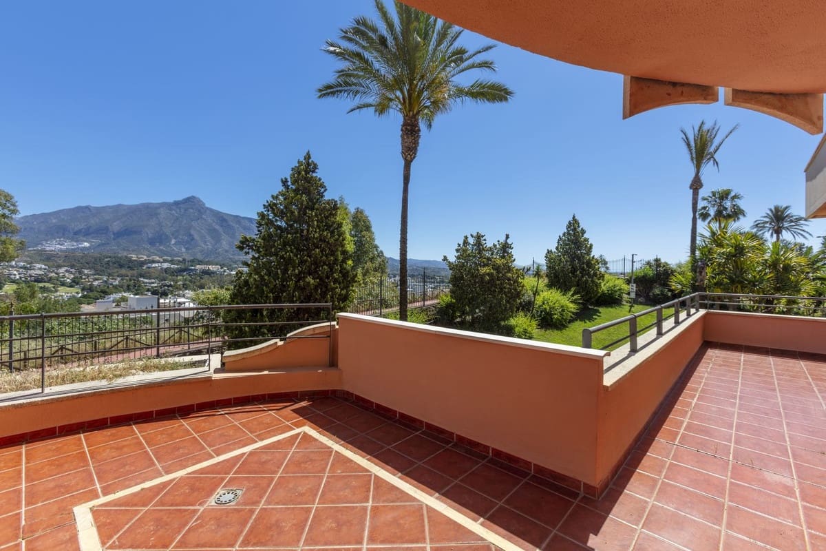 3 bedroom Apartment for sale in Marbella - € 1,775,000 (Ref: 9865010)
