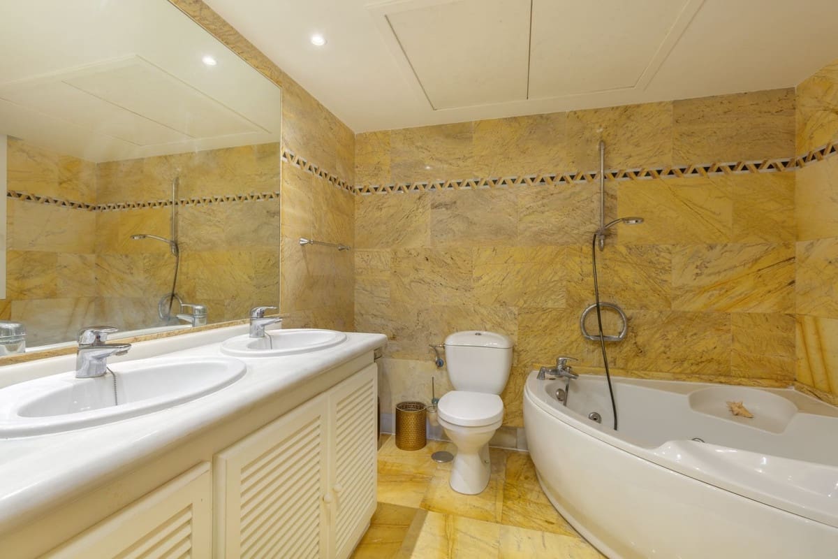 3 bedroom Apartment for sale in Marbella - € 1,775,000 (Ref: 9865010)
