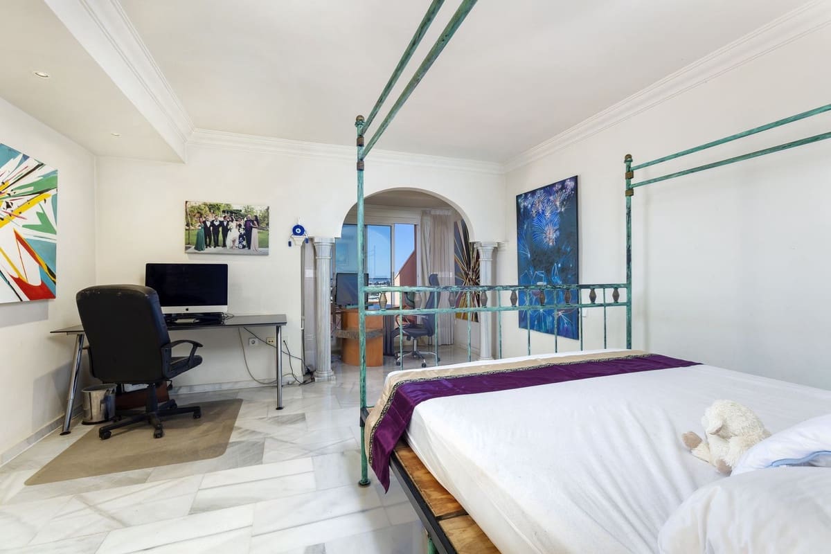 3 bedroom Apartment for sale in Marbella - € 1,775,000 (Ref: 9865010)