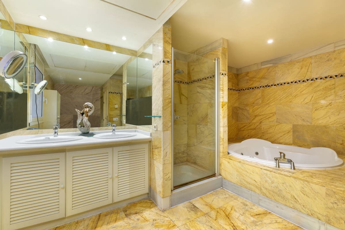 3 bedroom Apartment for sale in Marbella - € 1,775,000 (Ref: 9865010)