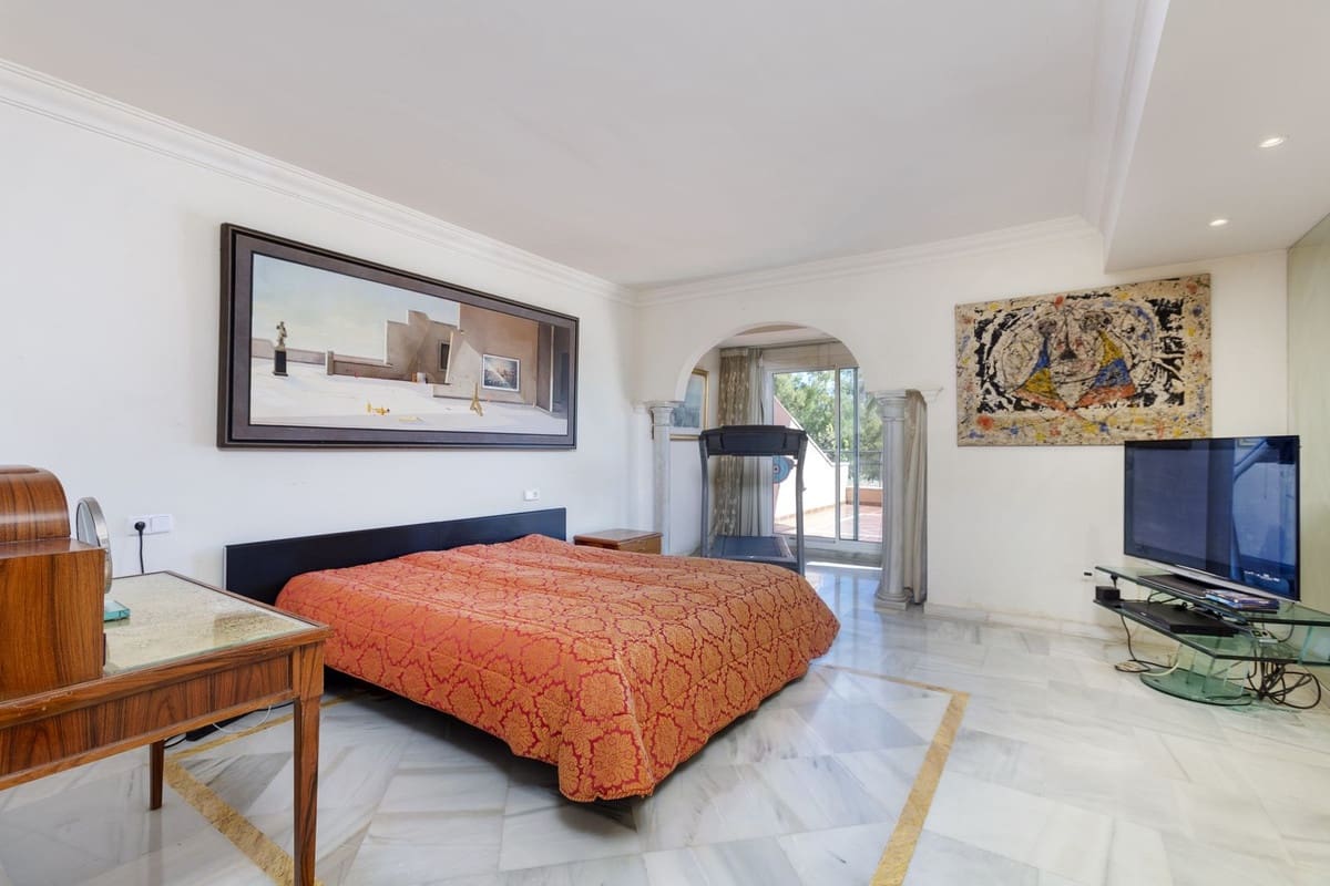 3 bedroom Apartment for sale in Marbella - € 1,775,000 (Ref: 9865010)