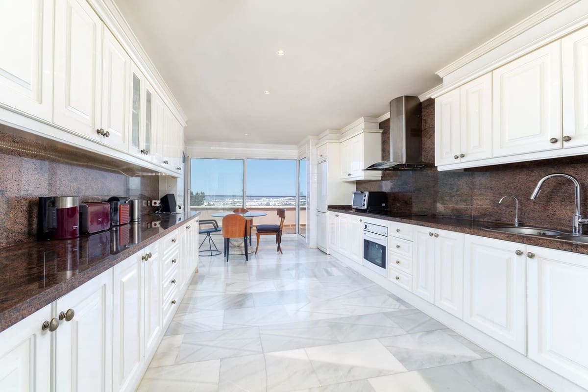 3 bedroom Apartment for sale in Marbella - € 1,775,000 (Ref: 9865010)