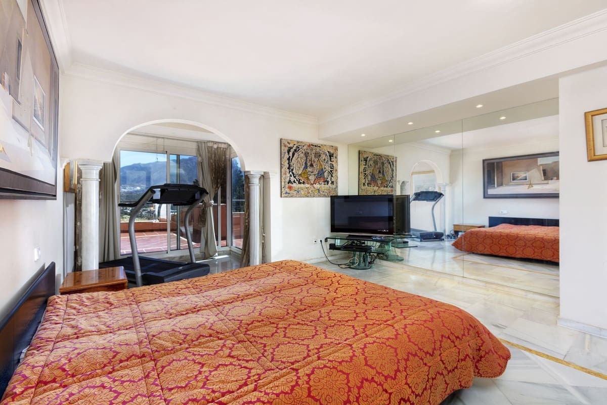 3 bedroom Apartment for sale in Marbella - € 1,775,000 (Ref: 9865010)