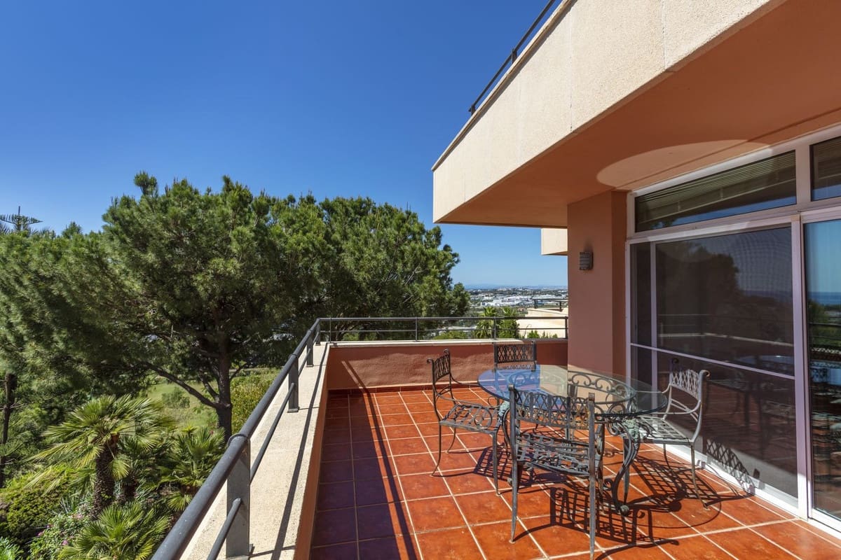 3 bedroom Apartment for sale in Marbella - € 1,775,000 (Ref: 9865010)