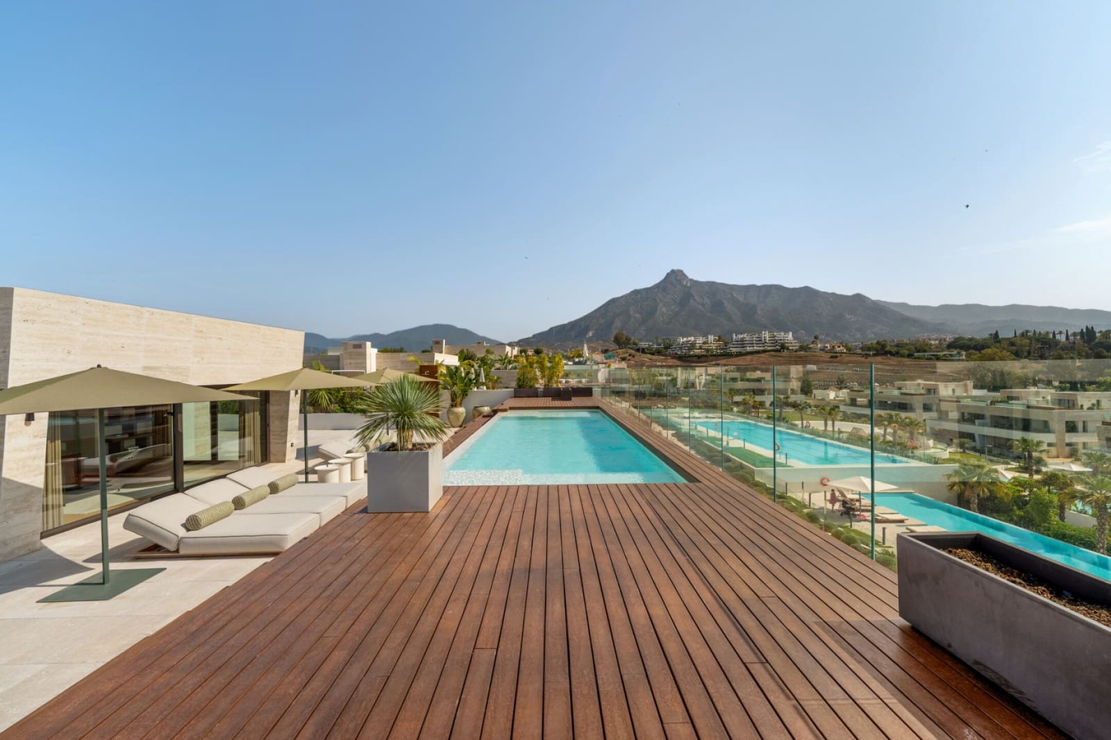Ático de 4 habitaciones en Marbella en venta con piscina - 11.400.000 € (Ref: 9866810)