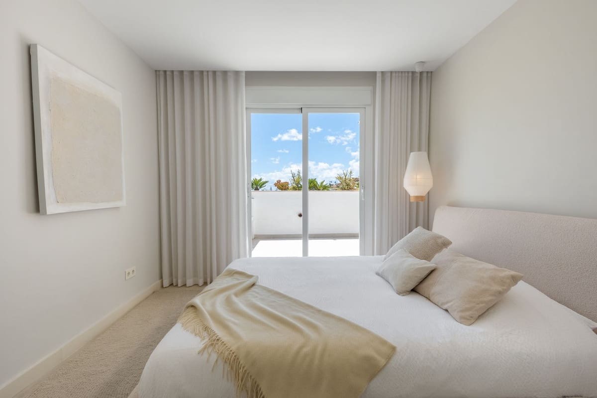 3 sypialnia Penthouse na sprzedaż w Nueva Andalucia z basenem garażem - 895 000 € (Ref: 9875915)