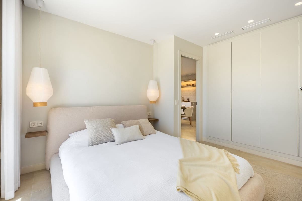 3 sypialnia Penthouse na sprzedaż w Nueva Andalucia z basenem garażem - 895 000 € (Ref: 9875915)