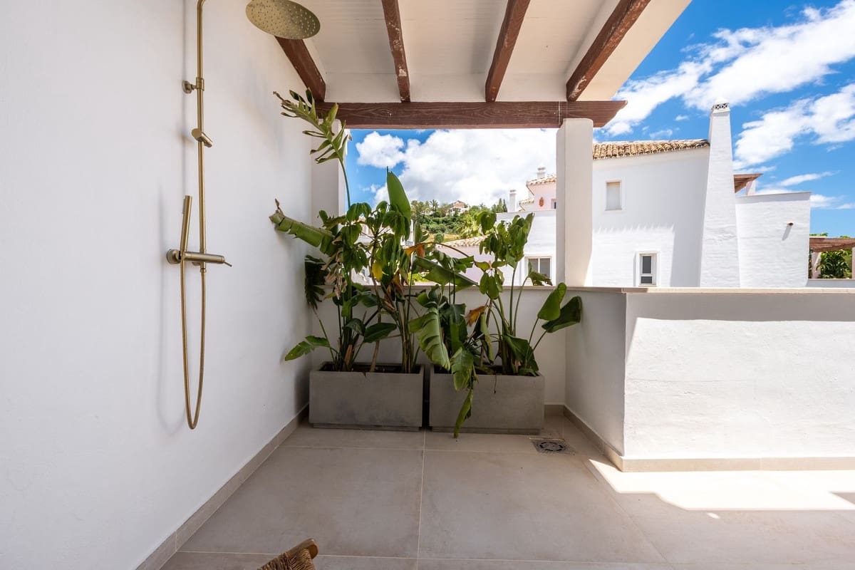 3 sypialnia Penthouse na sprzedaż w Nueva Andalucia z basenem garażem - 895 000 € (Ref: 9875915)
