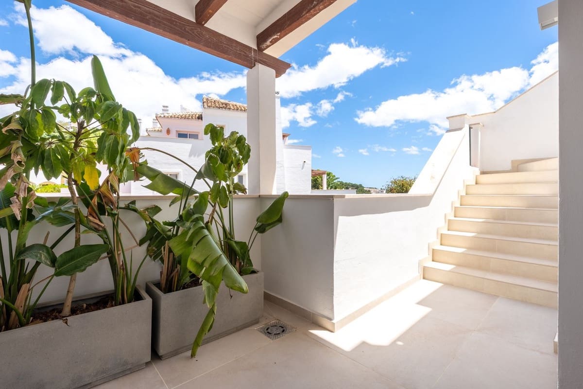 3 sypialnia Penthouse na sprzedaż w Nueva Andalucia z basenem garażem - 895 000 € (Ref: 9875915)