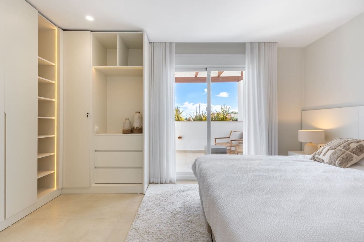 3 sypialnia Penthouse na sprzedaż w Nueva Andalucia z basenem garażem - 895 000 € (Ref: 9875915)