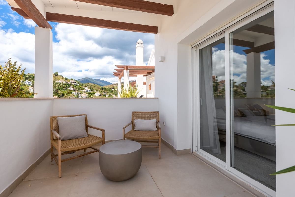 3 sypialnia Penthouse na sprzedaż w Nueva Andalucia z basenem garażem - 895 000 € (Ref: 9875915)