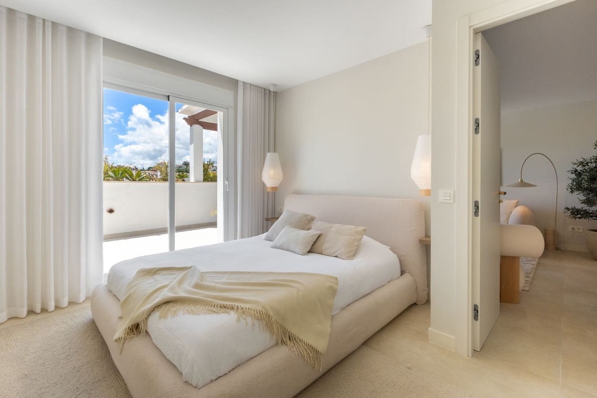 3 sypialnia Penthouse na sprzedaż w Nueva Andalucia z basenem garażem - 895 000 € (Ref: 9875915)