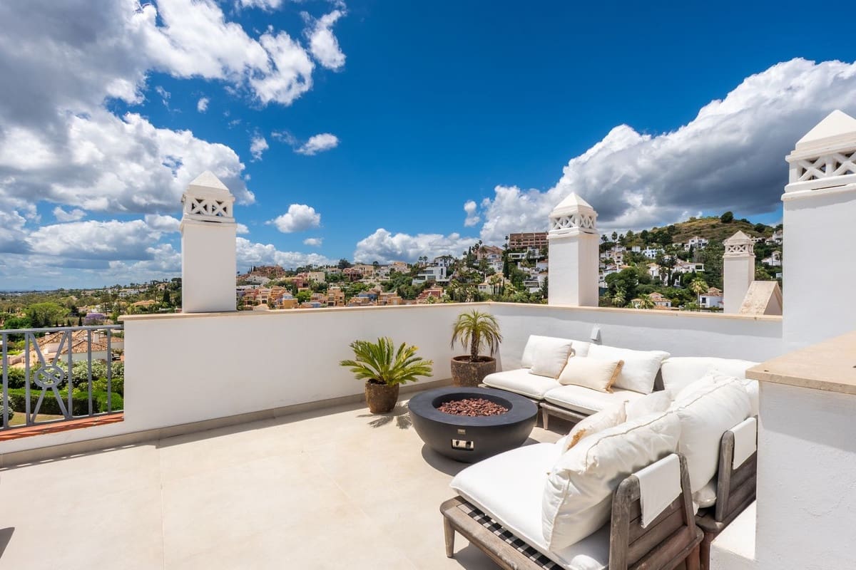 3 sypialnia Penthouse na sprzedaż w Nueva Andalucia z basenem garażem - 895 000 € (Ref: 9875915)