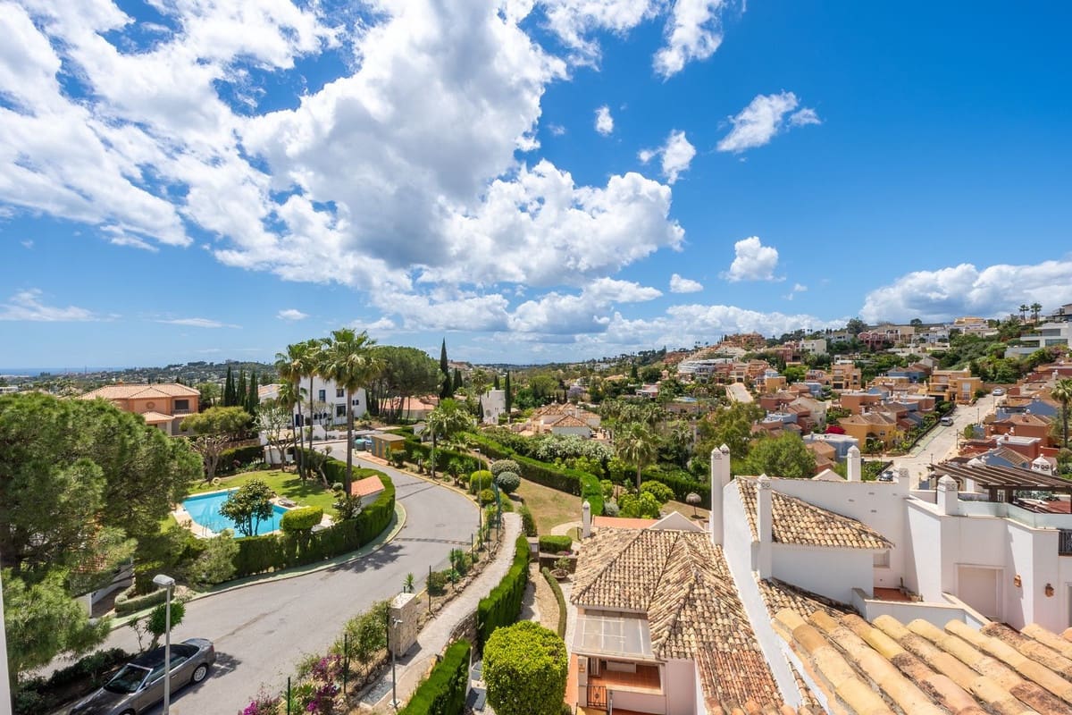 3 sypialnia Penthouse na sprzedaż w Nueva Andalucia z basenem garażem - 895 000 € (Ref: 9875915)
