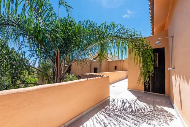 3 Zimmer Penthouse zu verkaufen in El Paraiso, Estepona mit Pool Garage - 849.000 € (Ref: 9878230)