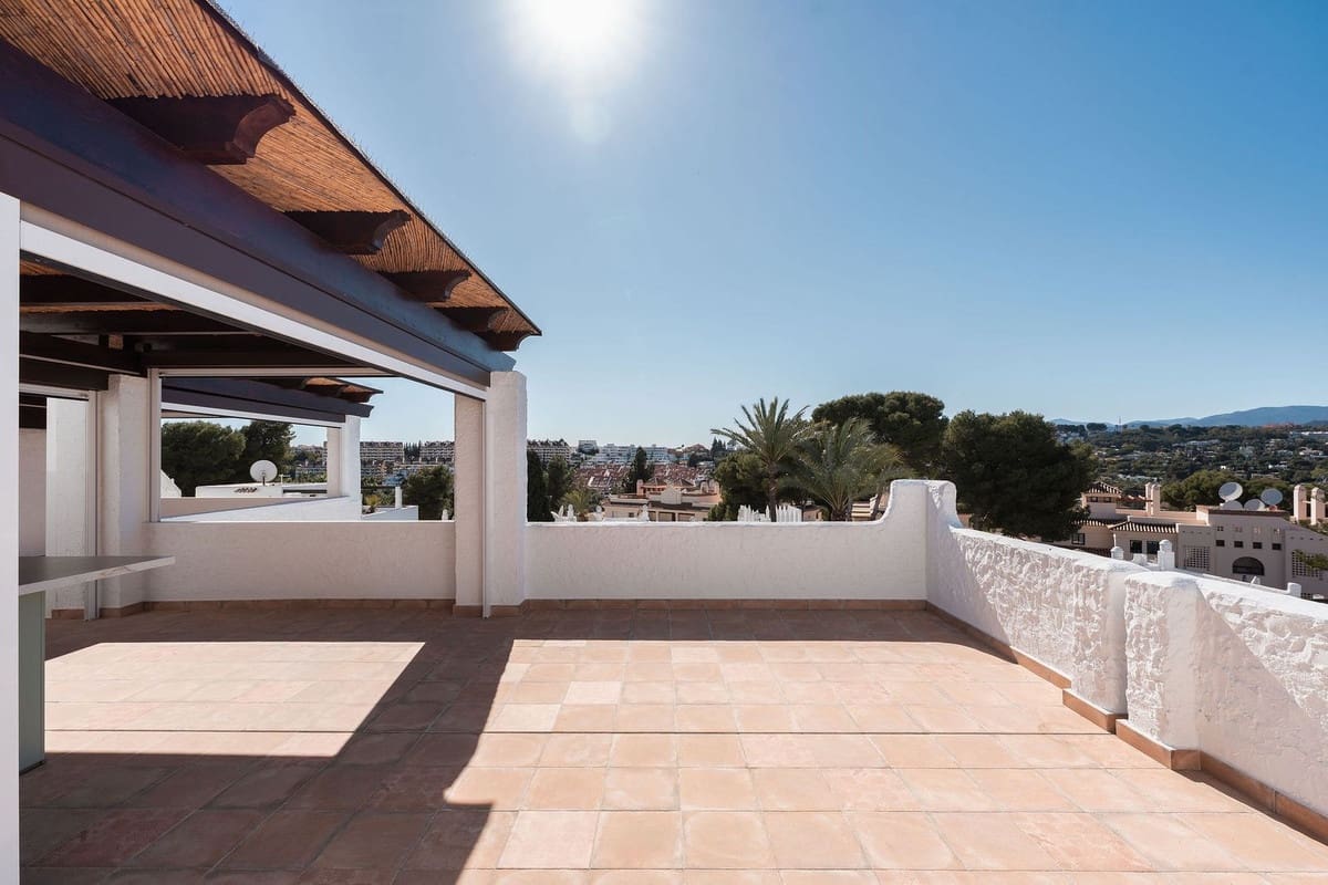 3 chambre Penthouse à vendre à Marbella avec piscine garage - 1 375 000 € (Ref: 9878231)