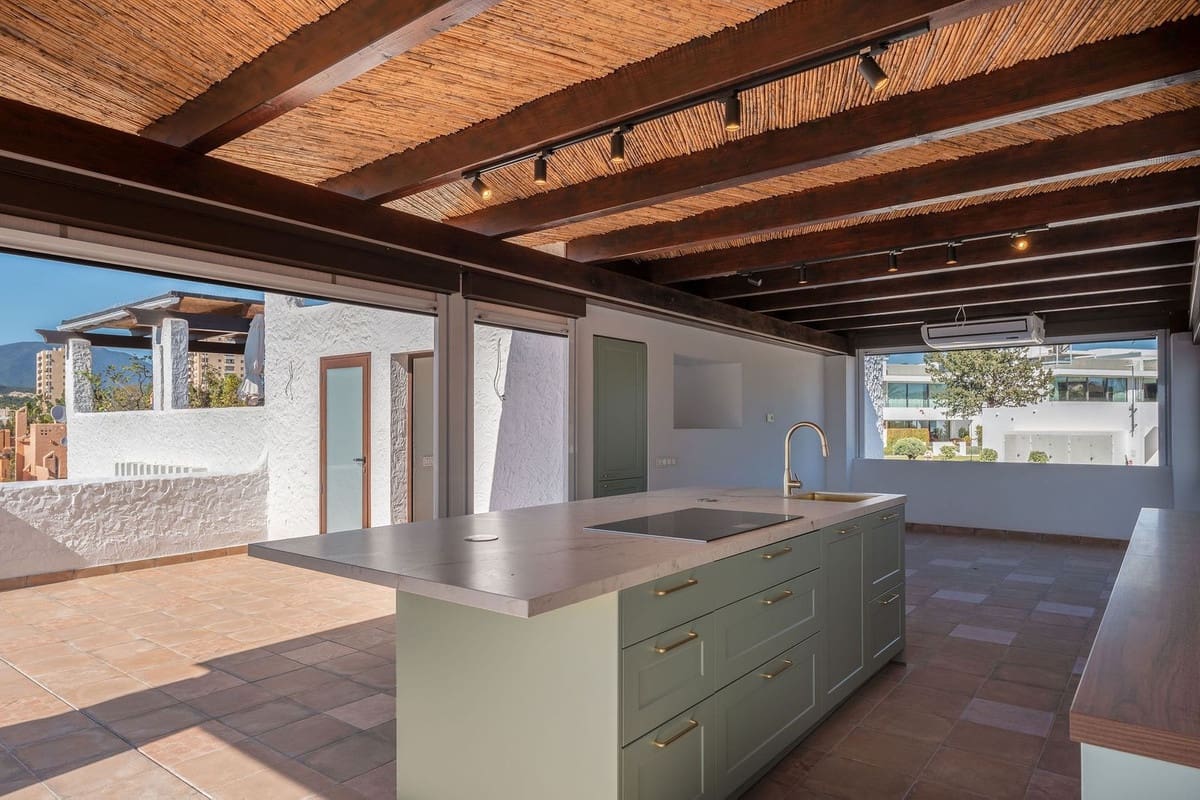 3 chambre Penthouse à vendre à Marbella avec piscine garage - 1 375 000 € (Ref: 9878231)