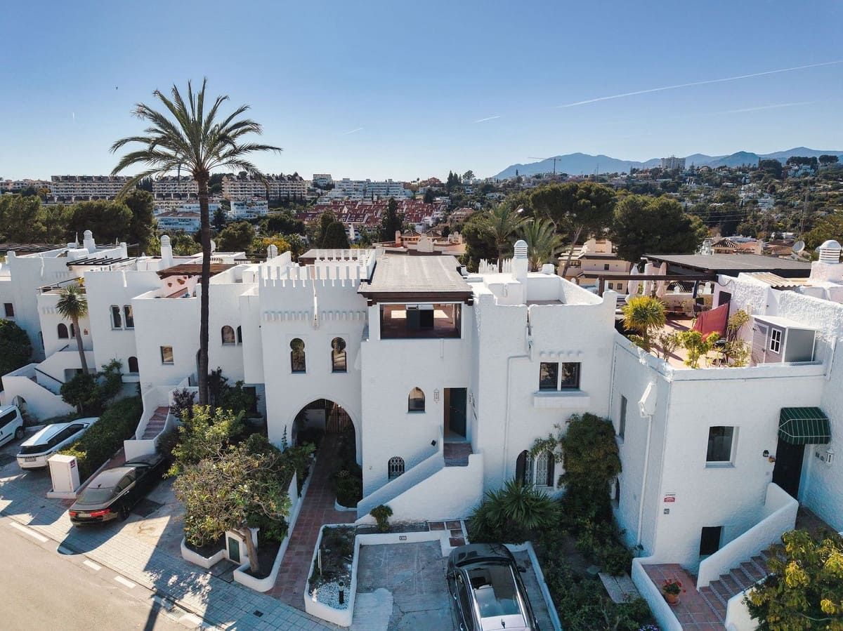 3 chambre Penthouse à vendre à Marbella avec piscine garage - 1 375 000 € (Ref: 9878231)