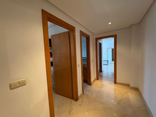 2 soverom Leilighet til salgs i Puerto Banus, Marbella med svømmebasseng garasje - € 760 000 (Ref: 9894117)