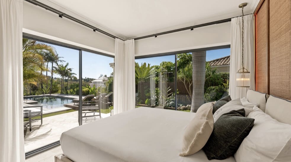 4 slaapkamer Villa te koop in Nueva Andalucia met zwembad garage - € 4.500.000 (Ref: 9896587)