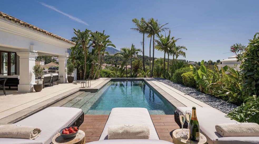 4 slaapkamer Villa te koop in Nueva Andalucia met zwembad garage - € 4.500.000 (Ref: 9896587)