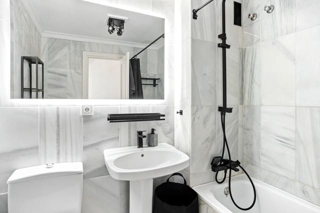 2 soverom Penthouse til salgs i Marbella med svømmebasseng garasje - € 485 000 (Ref: 9933727)