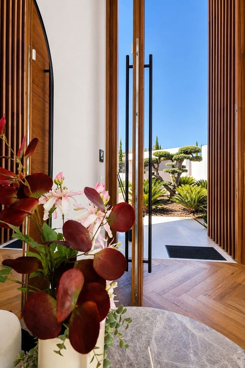 5 bedroom Villa for sale in Benahavis with pool garage - € 8,750,000 (Ref: 9939602)