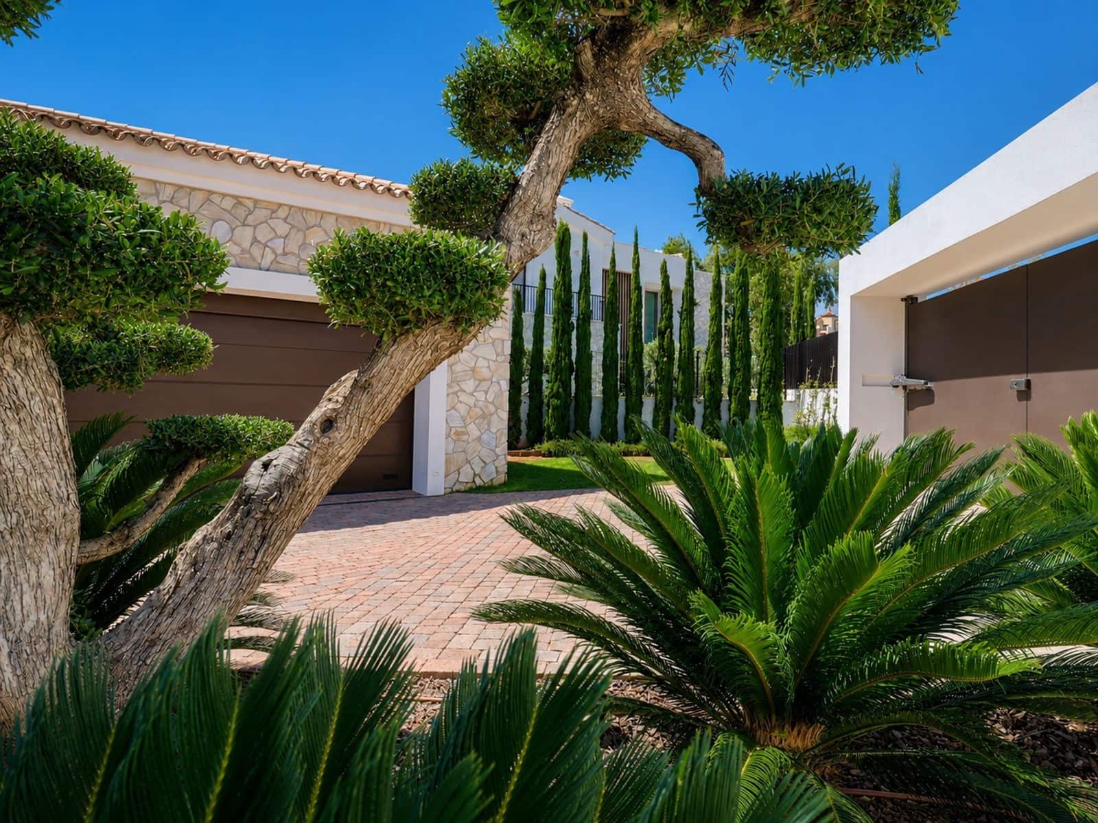 5 bedroom Villa for sale in Benahavis with pool garage - € 8,750,000 (Ref: 9939602)