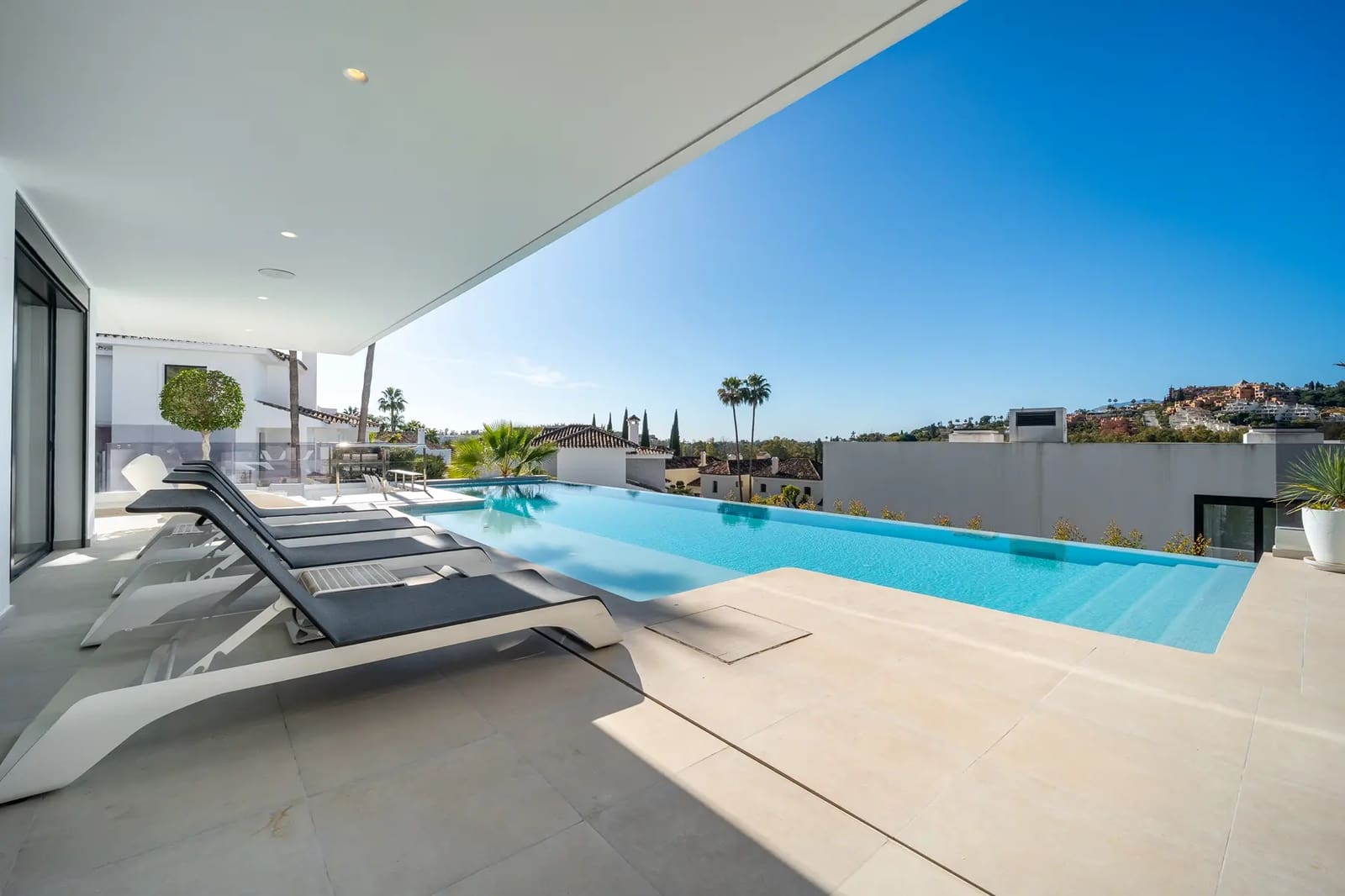 5 bedroom Villa for sale in Nueva Andalucia with pool garage - € 4,350,000 (Ref: 9941997)