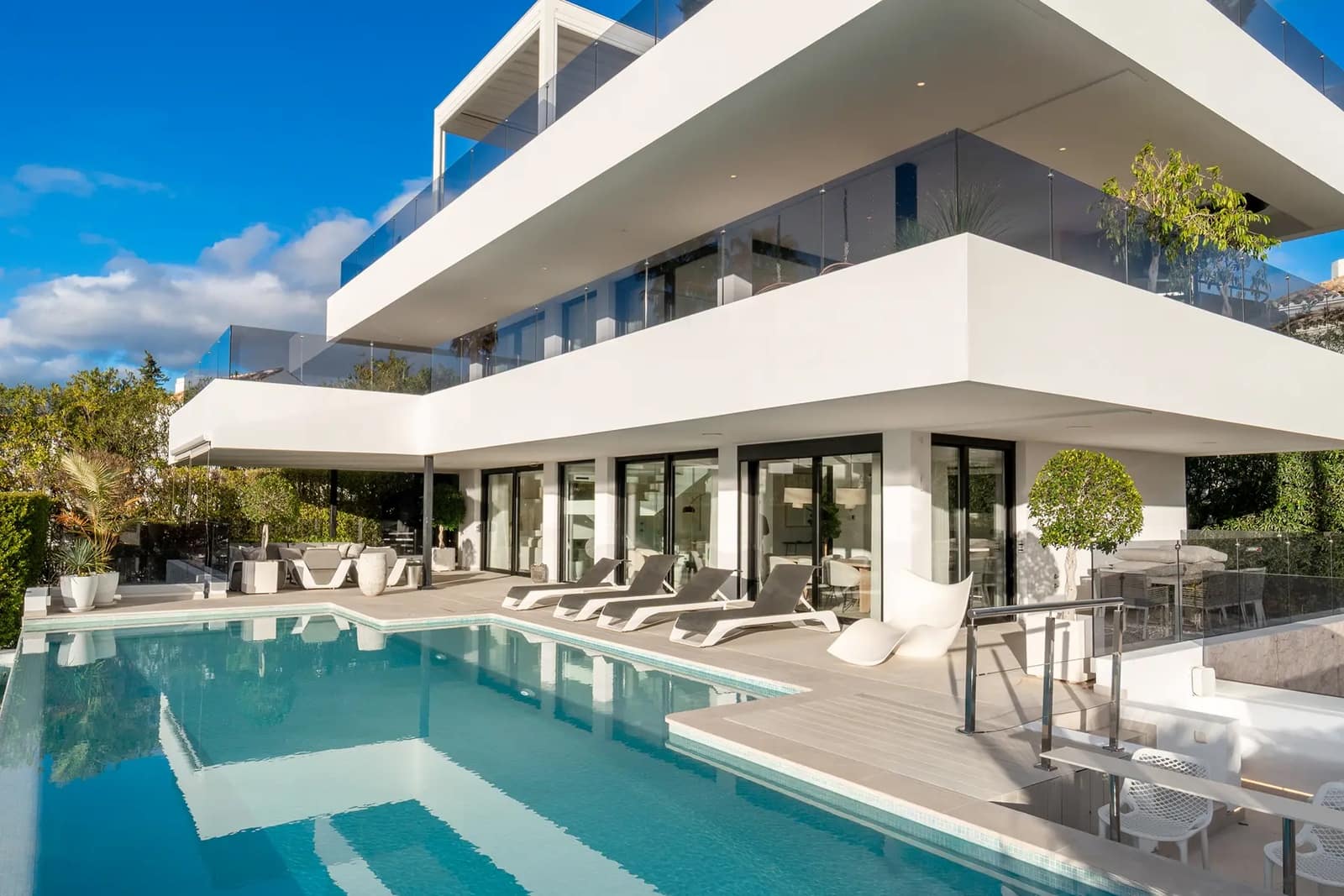 5 bedroom Villa for sale in Nueva Andalucia with pool garage - € 4,350,000 (Ref: 9941997)