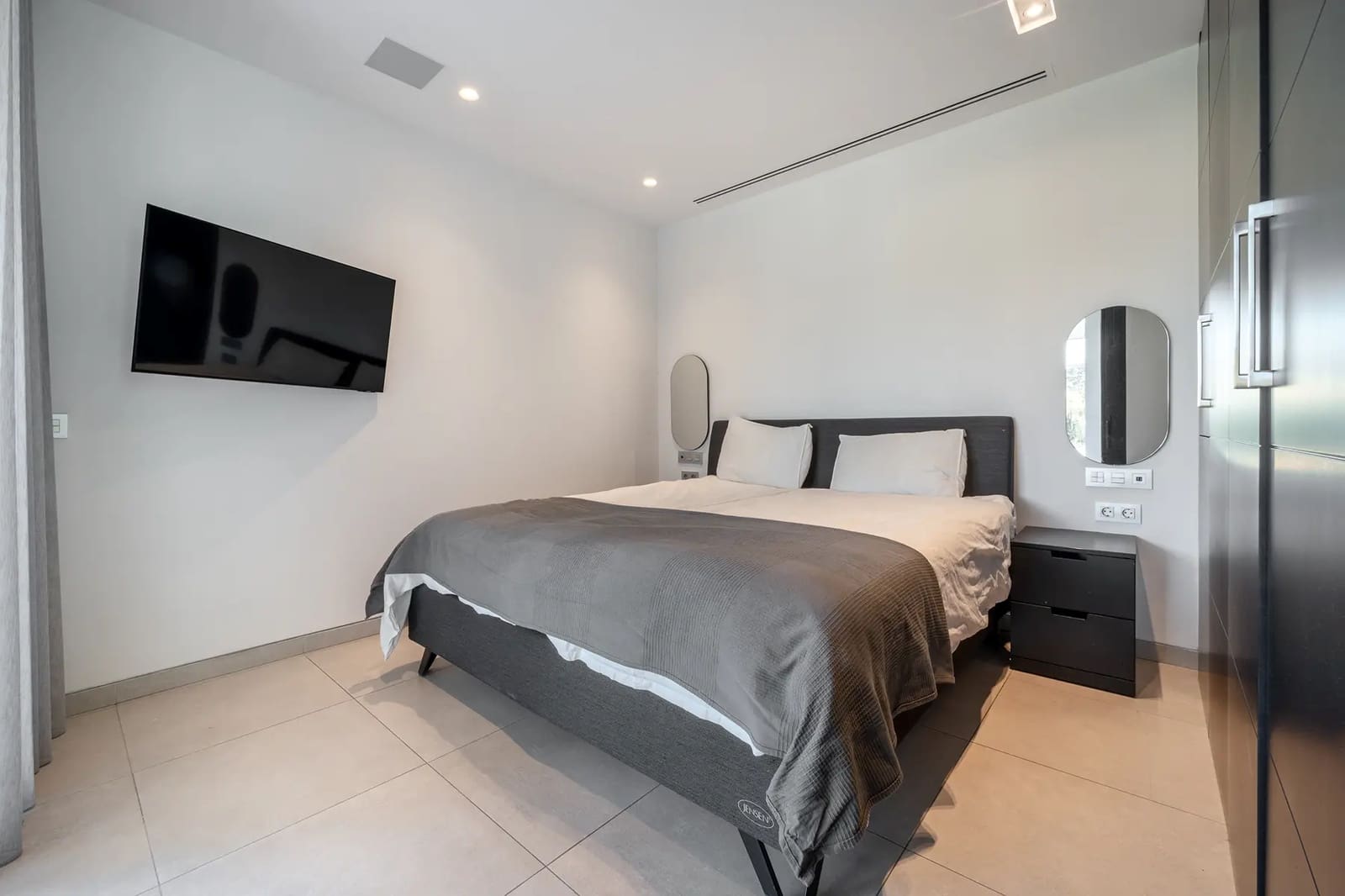 5 bedroom Villa for sale in Nueva Andalucia with pool garage - € 4,350,000 (Ref: 9941997)