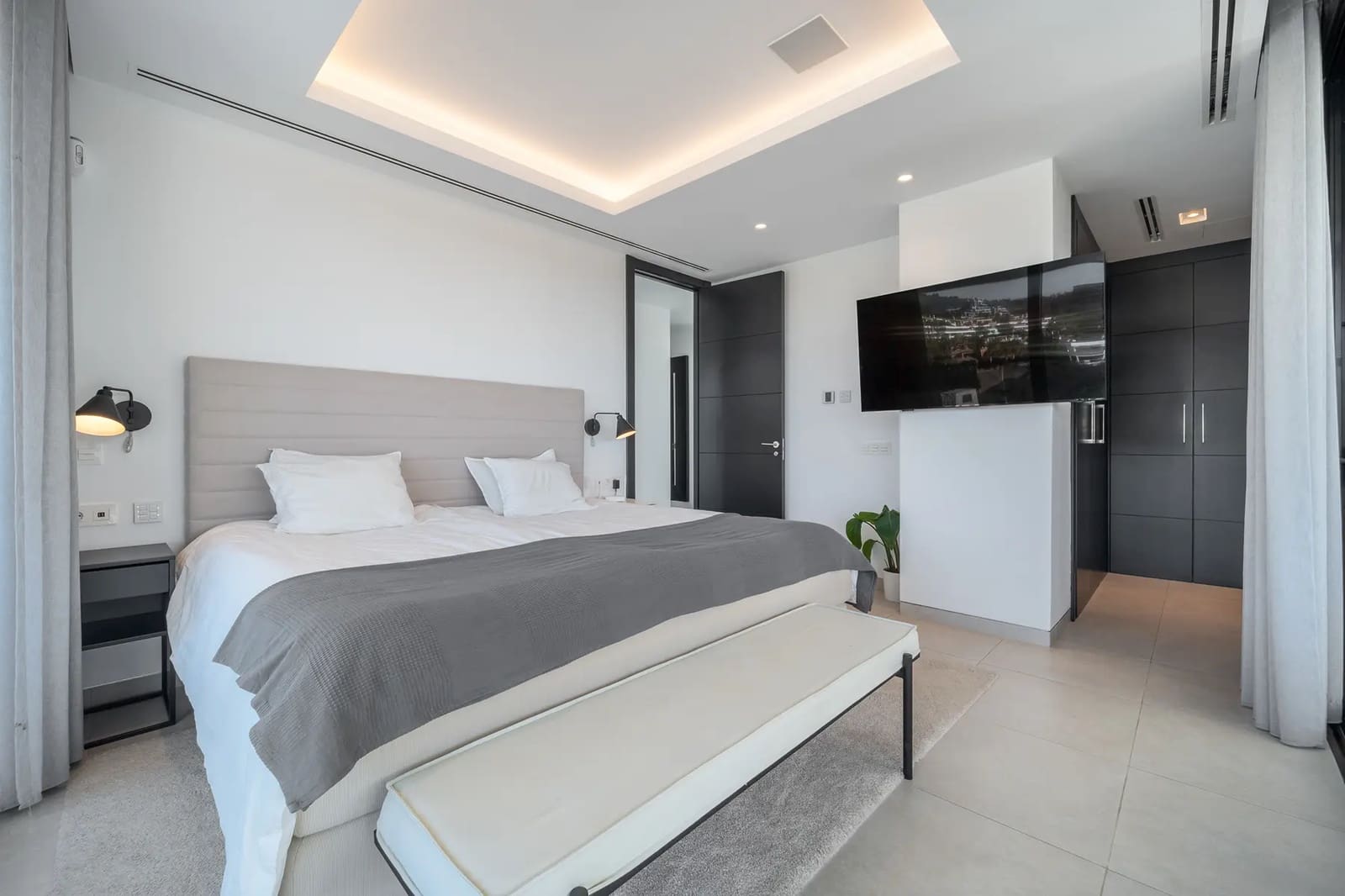5 bedroom Villa for sale in Nueva Andalucia with pool garage - € 4,350,000 (Ref: 9941997)