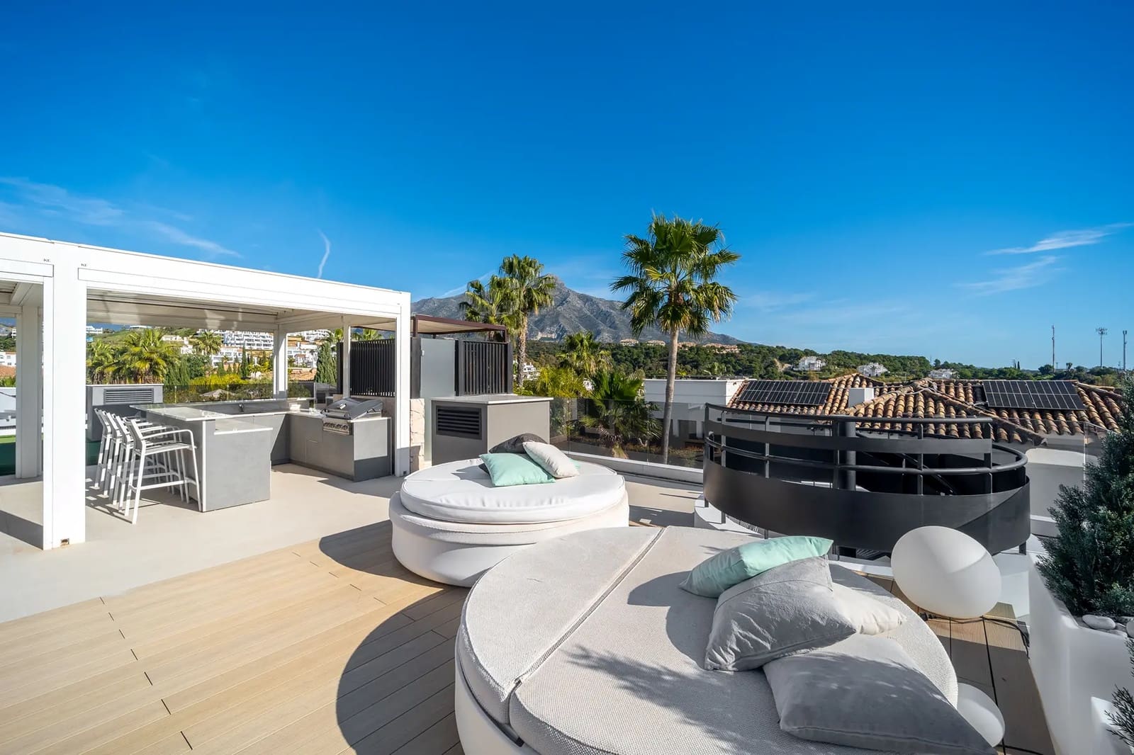 5 bedroom Villa for sale in Nueva Andalucia with pool garage - € 4,350,000 (Ref: 9941997)
