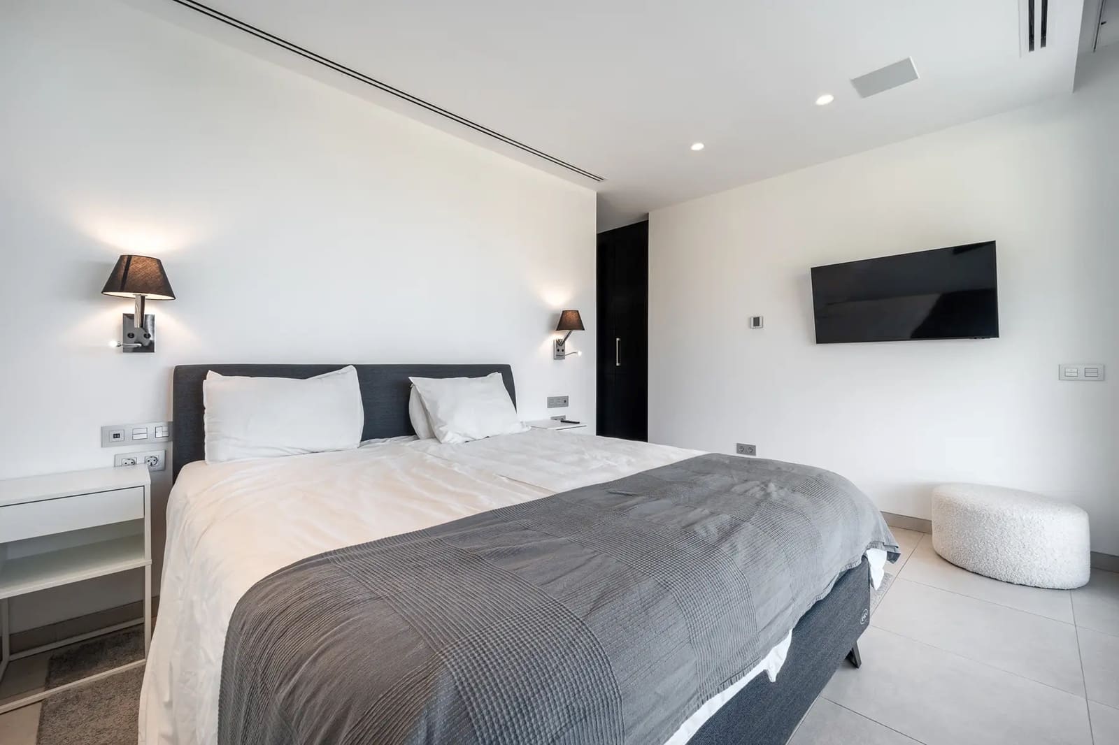 5 bedroom Villa for sale in Nueva Andalucia with pool garage - € 4,350,000 (Ref: 9941997)