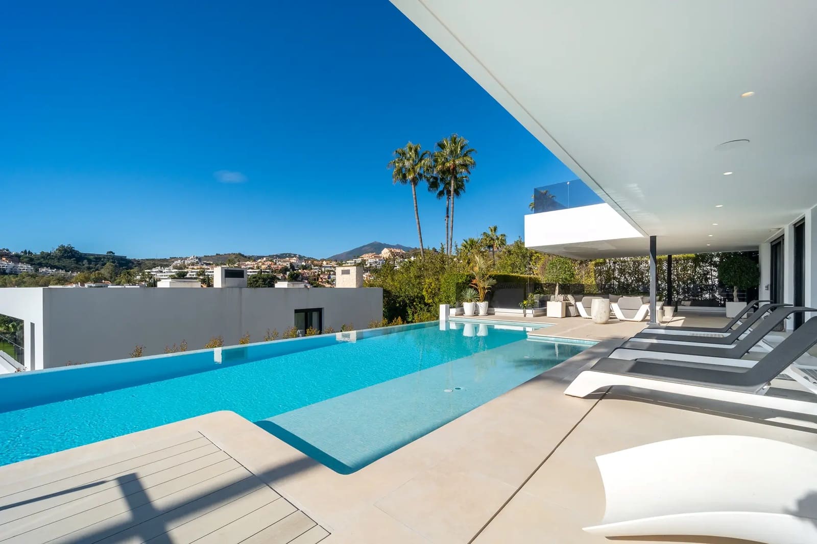5 bedroom Villa for sale in Nueva Andalucia with pool garage - € 4,350,000 (Ref: 9941997)