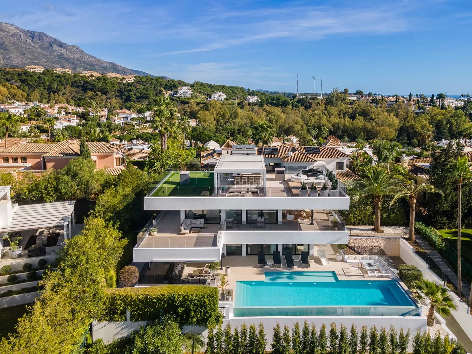 5 bedroom Villa for sale in Nueva Andalucia with pool garage - € 4,350,000 (Ref: 9941997)