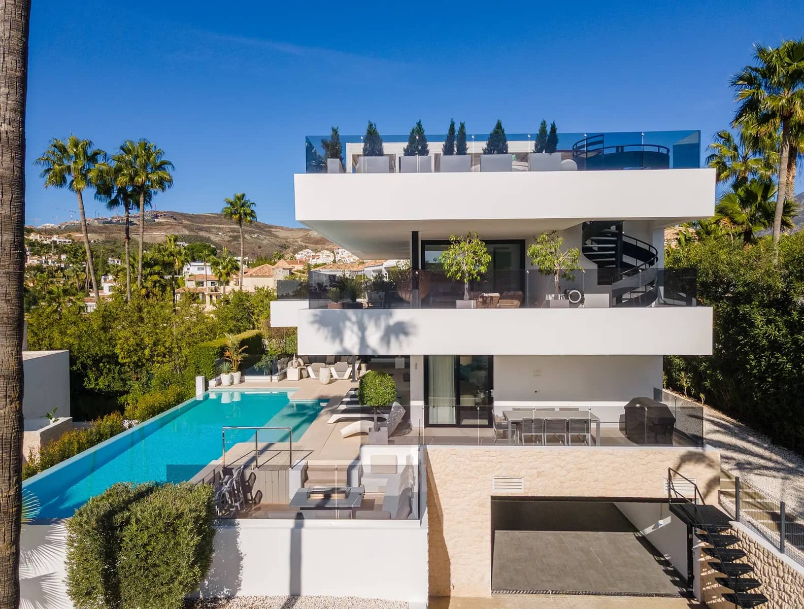 5 bedroom Villa for sale in Nueva Andalucia with pool garage - € 4,350,000 (Ref: 9941997)