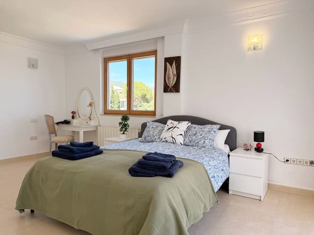 8 bedroom Villa for sale in Marbella with pool garage - € 1,680,000 (Ref: 9949402)