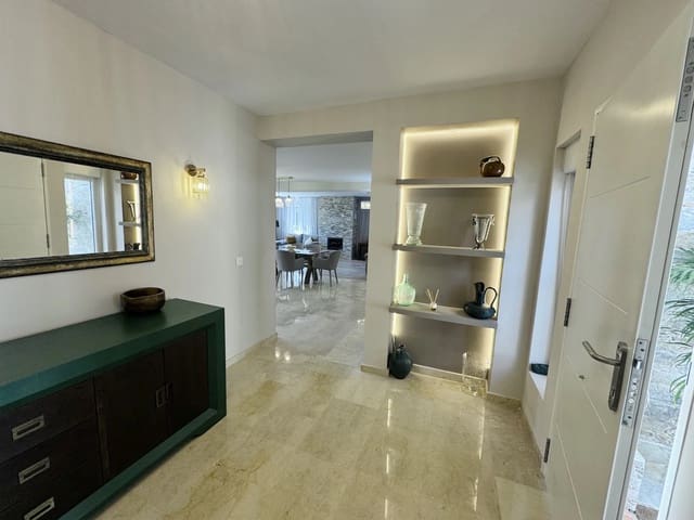 4 bedroom Villa for sale in Marbella with pool garage - € 1,199,000 (Ref: 9949403)