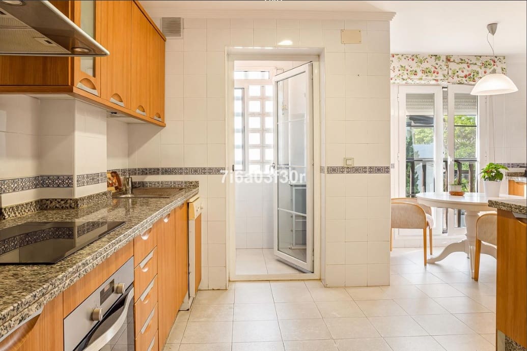 2 bedroom Apartment for sale in San Pedro de Alcantara with pool garage - € 895,000 (Ref: 9953910)