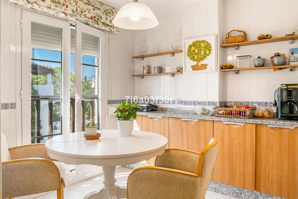 2 bedroom Apartment for sale in San Pedro de Alcantara with pool garage - € 895,000 (Ref: 9953910)