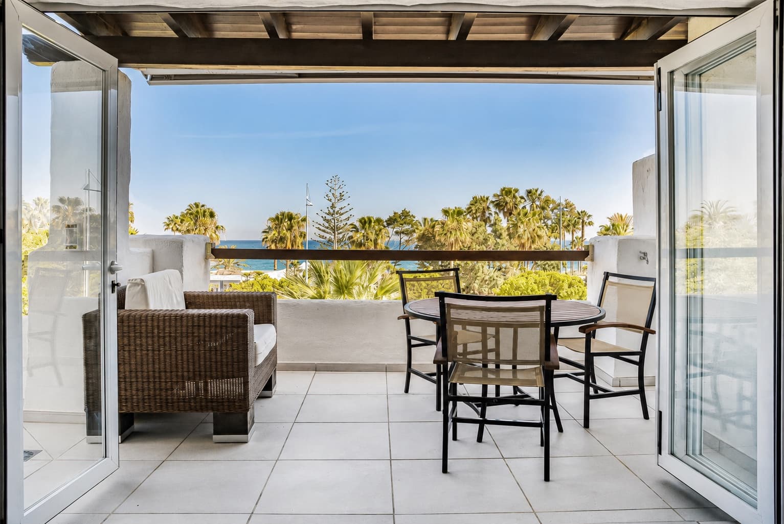 2 bedroom Apartment for sale in San Pedro de Alcantara with pool garage - € 895,000 (Ref: 9953910)