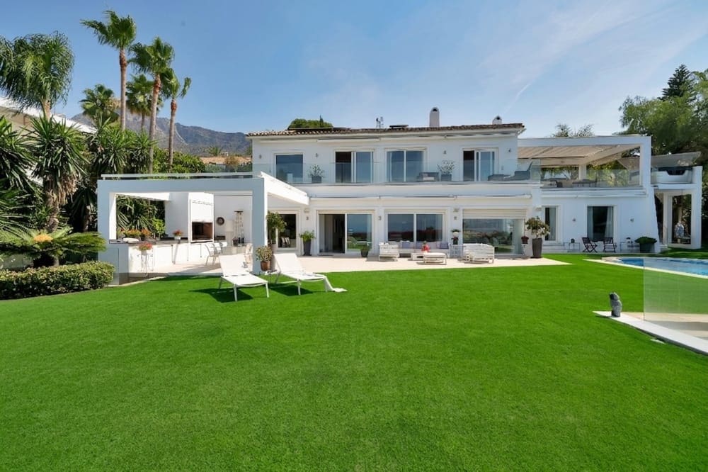 6 bedroom Villa for sale in Marbella with pool garage - € 5,490,000 (Ref: 9953912)