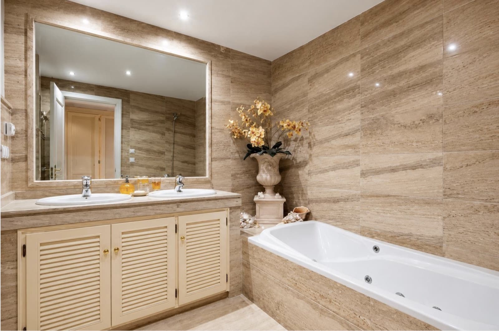 2 slaapkamer Appartement te koop in Marbella met zwembad garage - € 850.000 (Ref: 9964965)