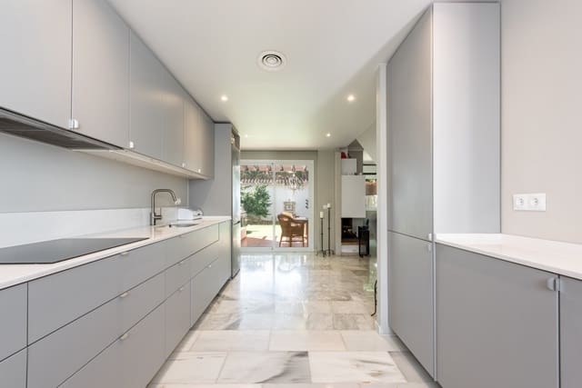 3 soverom Hus til salgs i La Dama de Noche - La Alzambra, Marbella med svømmebasseng garasje - € 595 000 (Ref: 9966324)