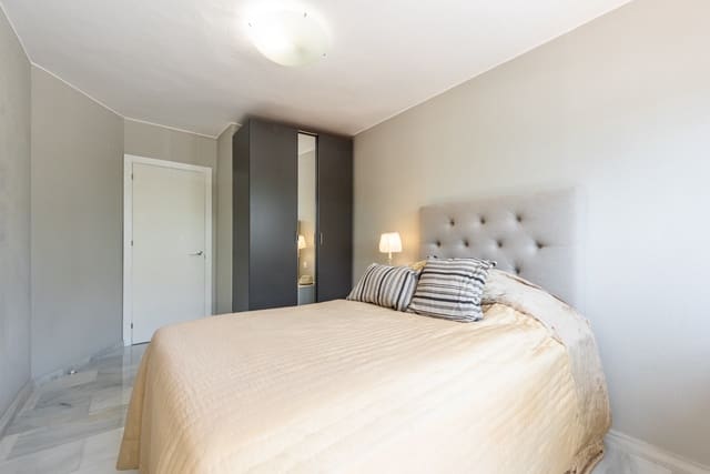 3 soverom Hus til salgs i La Dama de Noche - La Alzambra, Marbella med svømmebasseng garasje - € 595 000 (Ref: 9966324)