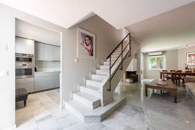 3 soverom Hus til salgs i La Dama de Noche - La Alzambra, Marbella med svømmebasseng garasje - € 595 000 (Ref: 9966324)