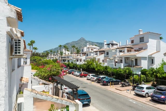 3 soverom Hus til salgs i La Dama de Noche - La Alzambra, Marbella med svømmebasseng garasje - € 595 000 (Ref: 9966324)